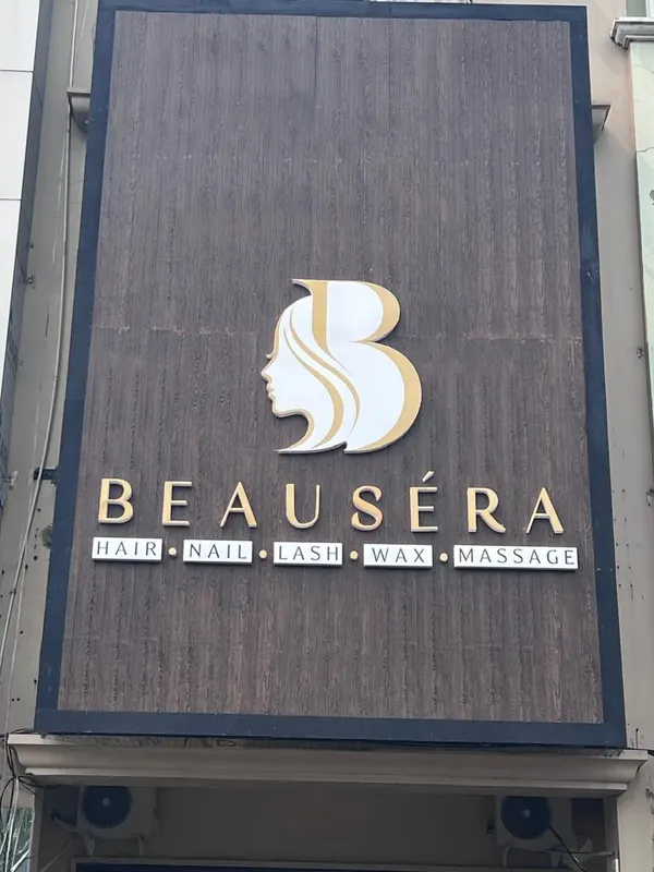 Papan nama Beausera di fasad ruko: huruf B dengan siluet profil wajah, dan tulisan hair, nail, lash, wax, massage