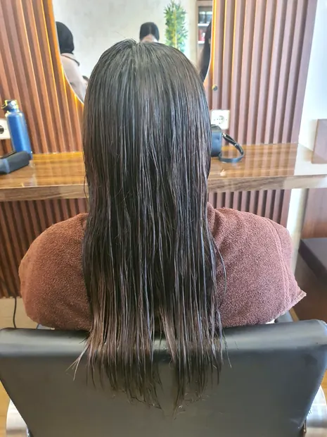 Rambut setelah potong dan blow di Beausera, difoto dari belakang