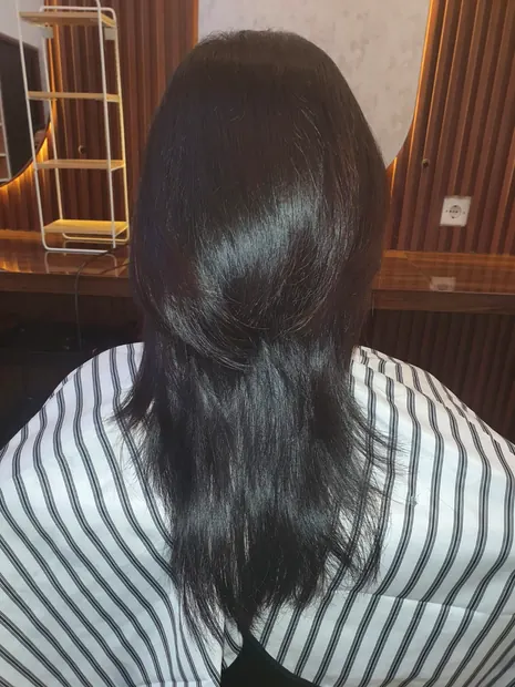 Rambut dengan potongan berlapis setelah perawatan di Beausera