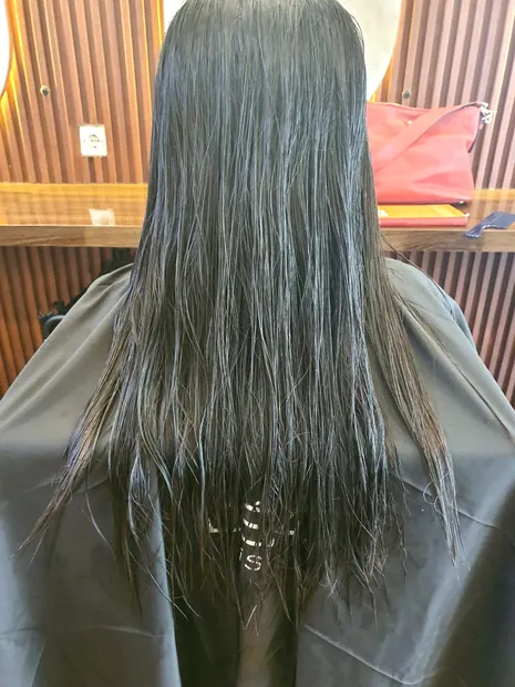 Rambut panjang lurus mengilap setelah perawatan smoothing di Beausera