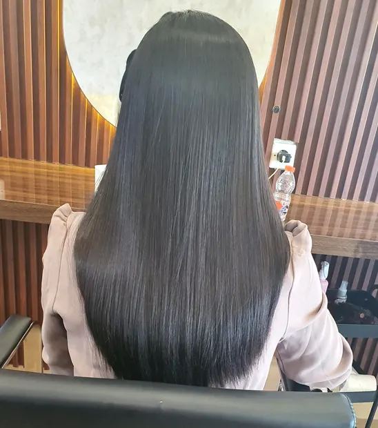 Rambut panjang lurus setelah smoothing, difoto dari belakang
