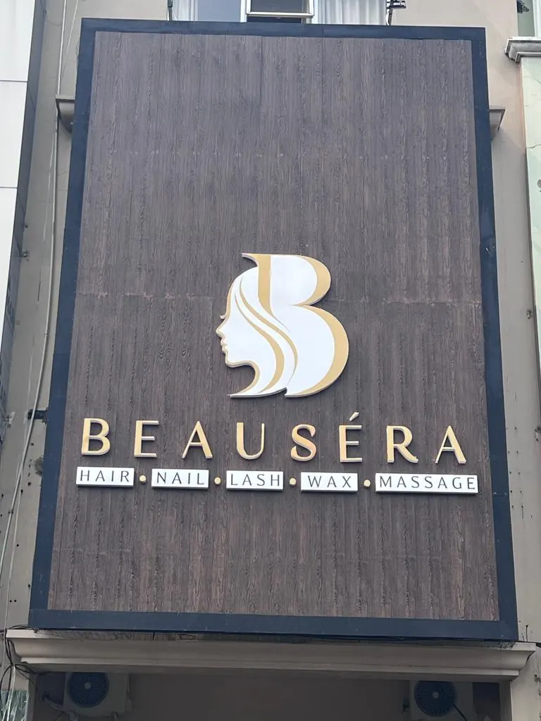 Tampak depan ruko Beausera dengan papan nama kayu dan logo B berwarna putih-emas