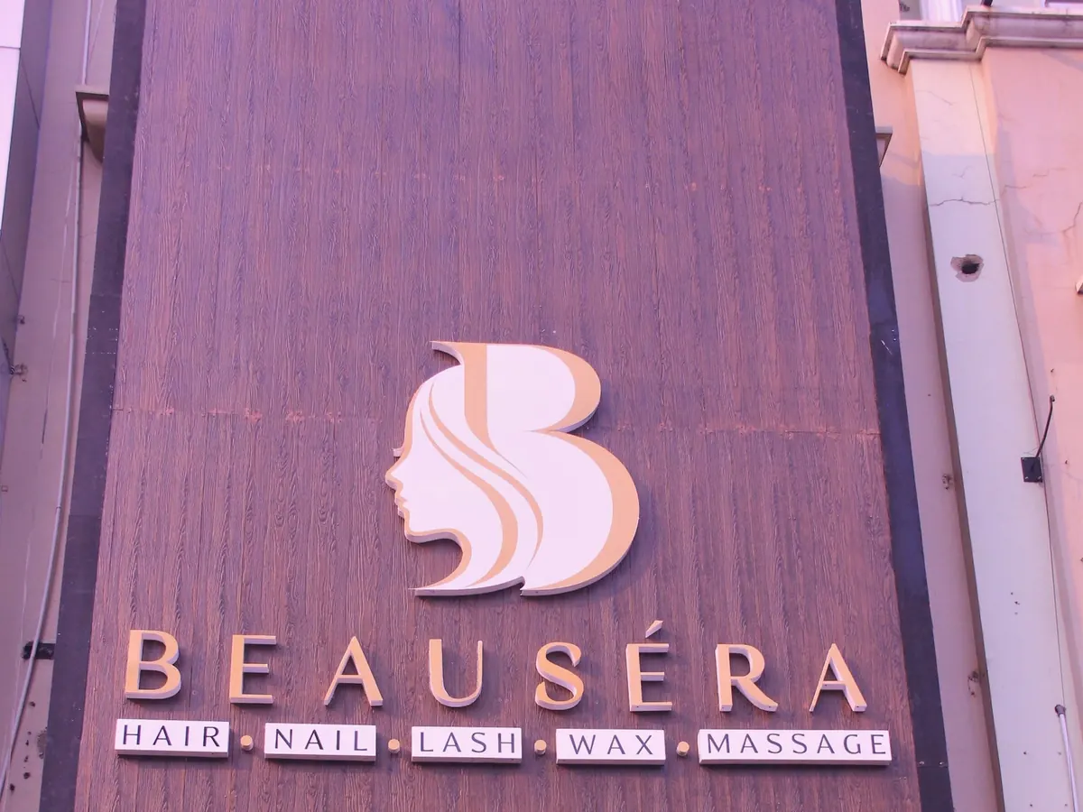 Papan nama Beausera di fasad ruko: logo huruf B beraksen profil wajah, tulisan BEAUSÉRA, serta hair, nail, lash, wax, massage